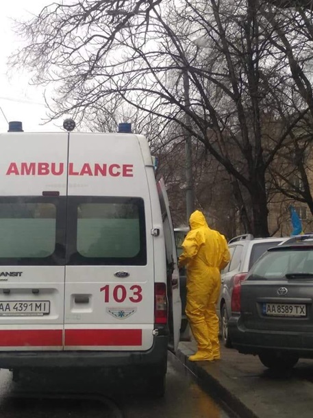 СМИ: в Киеве заметили медиков в защитных костюмах