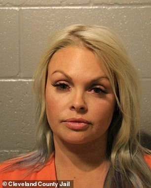 Порноактрису арестовали за то, что она покусала бойфренда