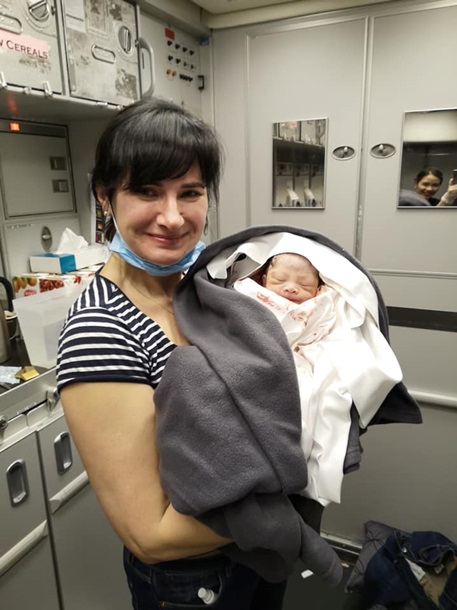 Украинка приняла роды в самолете во время полета