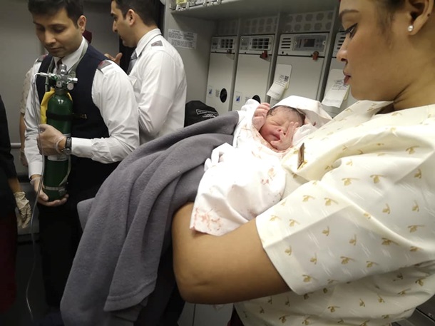 Украинка приняла роды в самолете во время полета