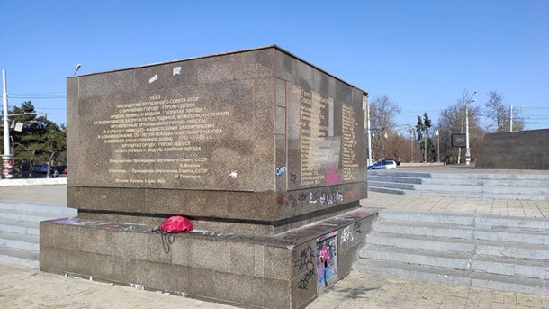 В Одессе вандалы разрисовали мемориал в честь освобождения города