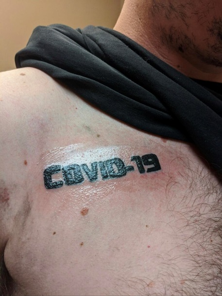 В сети показали татуировки, посвященные COVID-19
