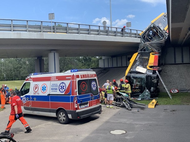 В Варшаве автобус упал с моста и разломался пополам, есть жертвы