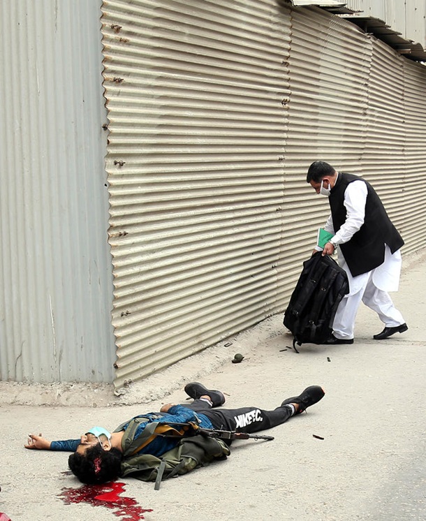 В Пакистане восемь человек погибли при нападении на биржу. Фото 18+