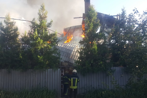 В Харькове всю ночь тушили пожар в цеху. ВИДЕО
