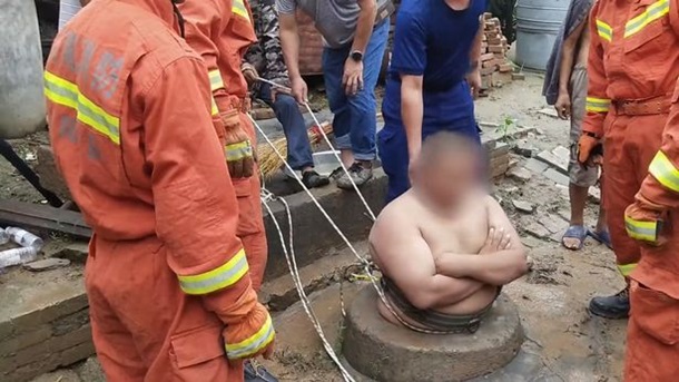 В Китае полный мужчина прыгнул в колодец и застрял. ВИДЕО