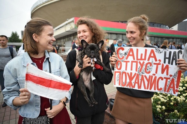 Беларусы, не поддерживающие Лукашенко, выстроились цепью длиной в 13 километров
