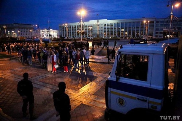 ОМОН в Минске разогнал митинг, часть людей закрыли в костеле (ФОТО, ВИДЕО) 7