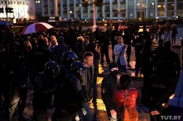 ОМОН в Минске разогнал митинг, часть людей закрыли в костеле (ФОТО, ВИДЕО) 5