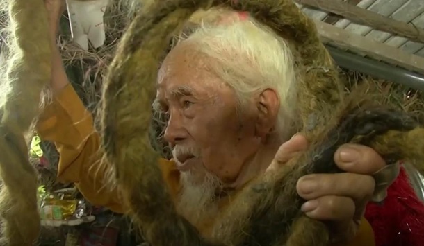 Мужчина за 80 лет отрастил пятиметровые волосы. ФОТО