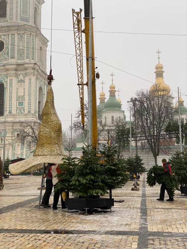 В Киеве после скандала церковников поспешили снять шляпу с главной елки страны (ФОТО) 3