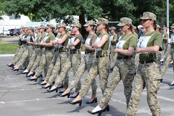 На параде ко Дню Независимости курсантки будут шагать на каблуках. Сеть штормит (ФОТО) 14