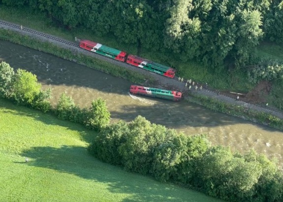 В Австрии вагон со школьниками упал в реку из-за дерева на рельсах (ФОТО, ВИДЕО) 7