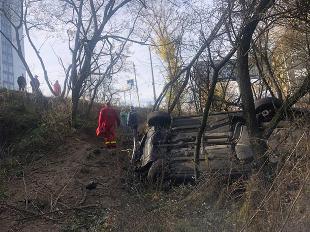 Под Киевом такси упало в глубокий кювет
