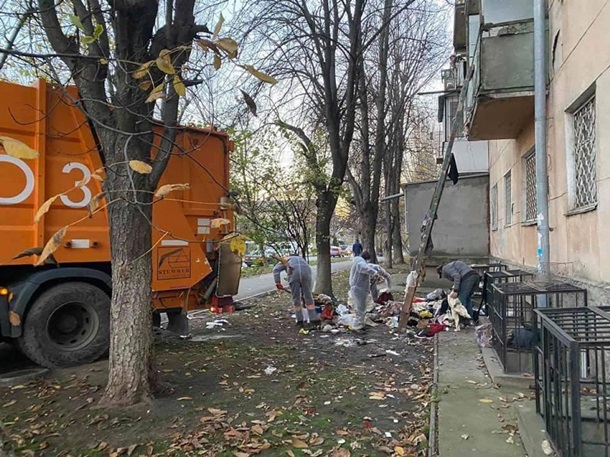 Из квартиры одесситки вывезли три самосвала мусора