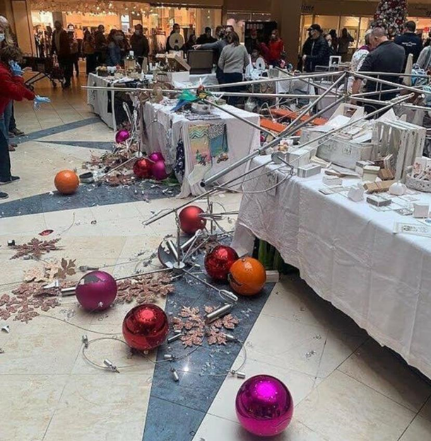 Шесть женщин пострадали при обрушении новогодних украшений в Швейцарии