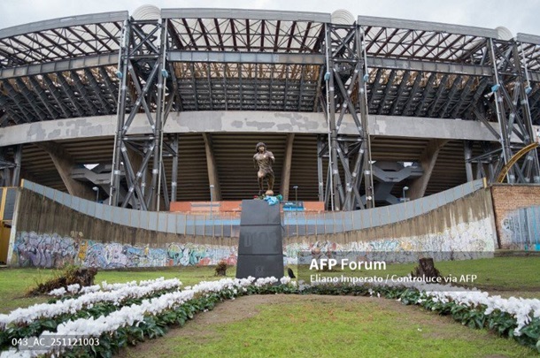 В Италии открыли памятник Марадоне