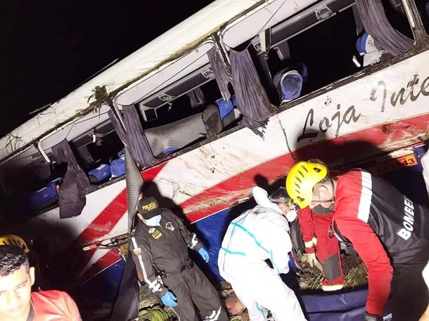 В Эквадоре в ДТП с автобусом погибли 18 человек (фото)