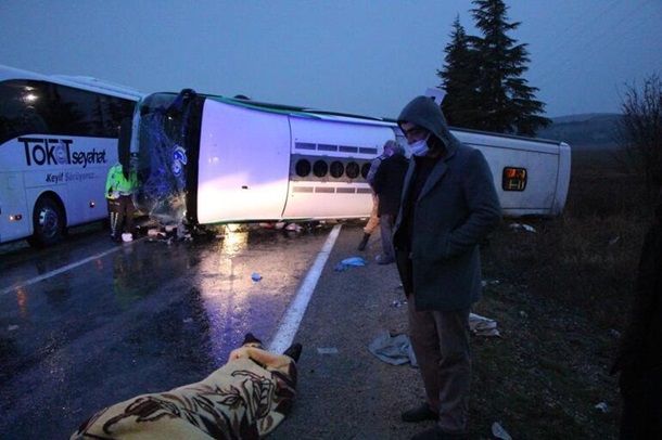 В Турции перевернулся автобус с пассажирами, есть погибшие