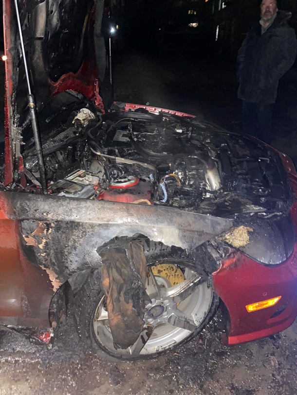 В Новой Каховке депутату сожгли Mercedes (фото)