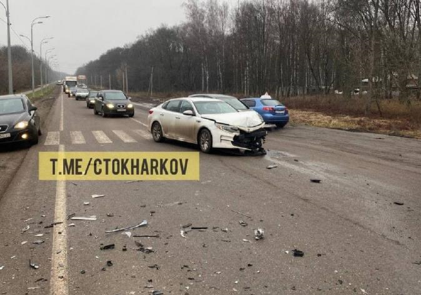В Харькове произошло ДТП с участием такси: пассажиры вылетели из окна