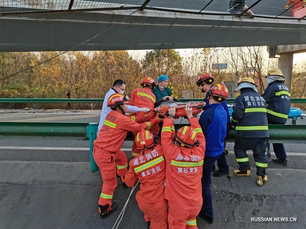 При обрушении моста в Китае погибли четыре человека