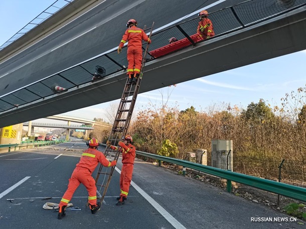 При обрушении моста в Китае погибли четыре человека