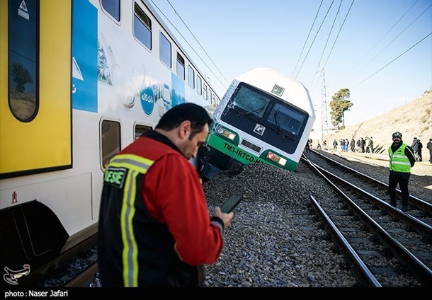 В Тегеране сошел с рельсов поезд (фото)