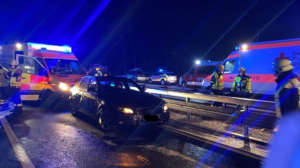 В Германии из-за непогоды столкнулись 50 авто (фото)