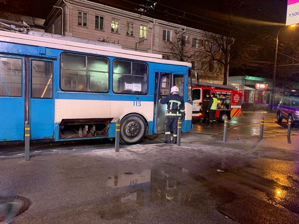 В Ровно на ходу загорелся троллейбус (фото)