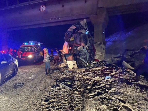 В России автобус влетел в опору моста, пять жертв