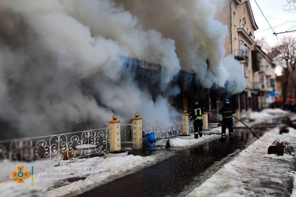 В Кривом Роге произошел масштабный пожар в ресторане (фото)