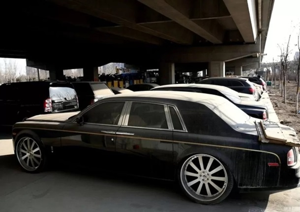 В Китае под мостом десять лет ржавеют элитные авто (фото)