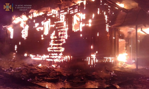 На Закарпатье сгорела деревянная церковь (фото)