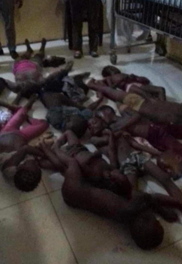 В Либерии 11 детей стали жертвами давки в церкви (фото и видео 18+)