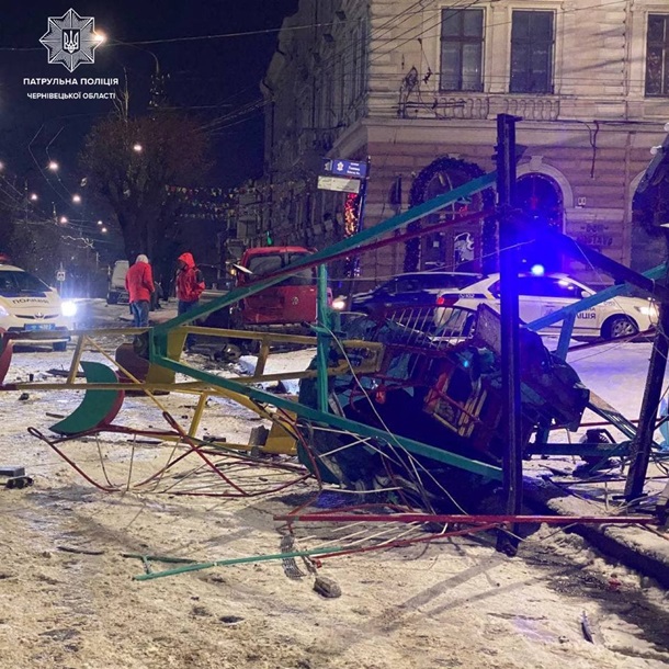 В Черновцах пьяный водитель протаранил аттракционы (фото)