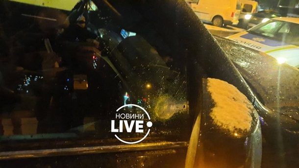 В Киеве неизвестные обстреляли внедорожник, фото 2