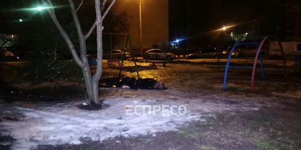 На детской площадке в Киеве нашли труп (фото)