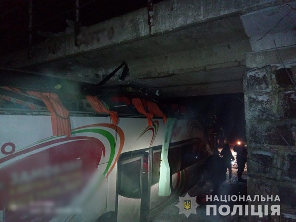 В Черкасской области автобус с эвакуированными врезался в мост