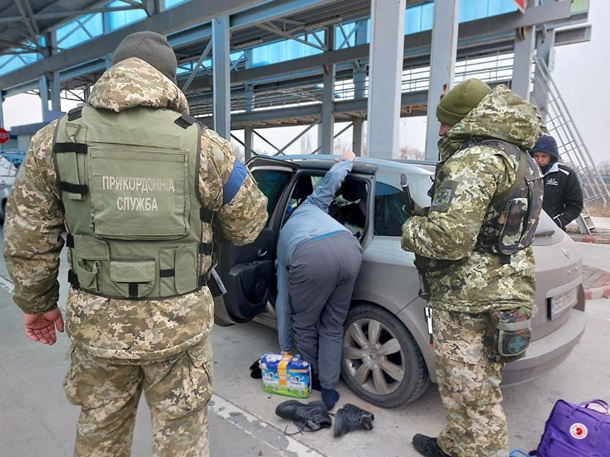 Мужик пытался сбежать в Молдову в бэби-боксе. Погранцы нашли (ФОТО) 2