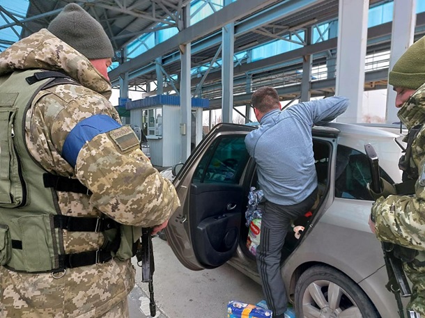 Мужик пытался сбежать в Молдову в бэби-боксе. Погранцы нашли (ФОТО) 8