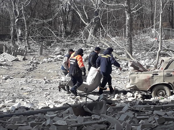 В руинах Чернигова нашли погибшей семью из пяти человек