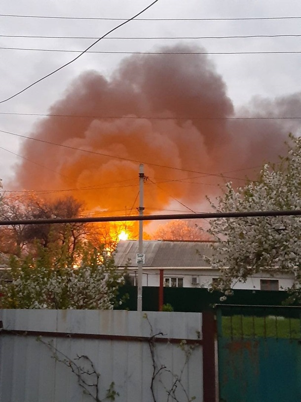 В Донецке горит нефтебаза - СМИ  1