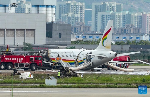 В Китае в аэропорту загорелся самолет - много пострадавших (ФОТО, ВИДЕО) 1