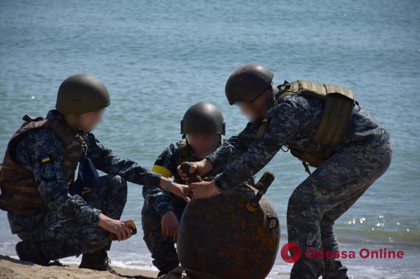 В Одессе взорвали мину, которую выбросило на берег (ФОТО, ВИДЕО) 7