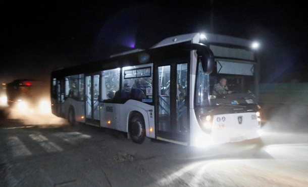 С Азовстали выехали автобусы с бойцами - Reuters (ФОТО) 3