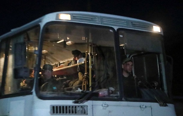 С Азовстали выехали автобусы с бойцами - Reuters (ФОТО) 7