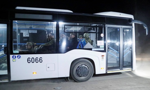 С Азовстали выехали автобусы с бойцами - Reuters (ФОТО) 1