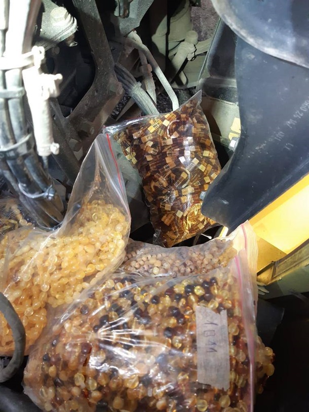 Как и не было войны. Из Украины пытались вывезти более 60 кг янтаря (ФОТО) 3