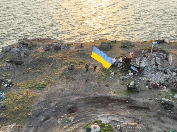 На Змеином ВСУ подняли флаг Украины
